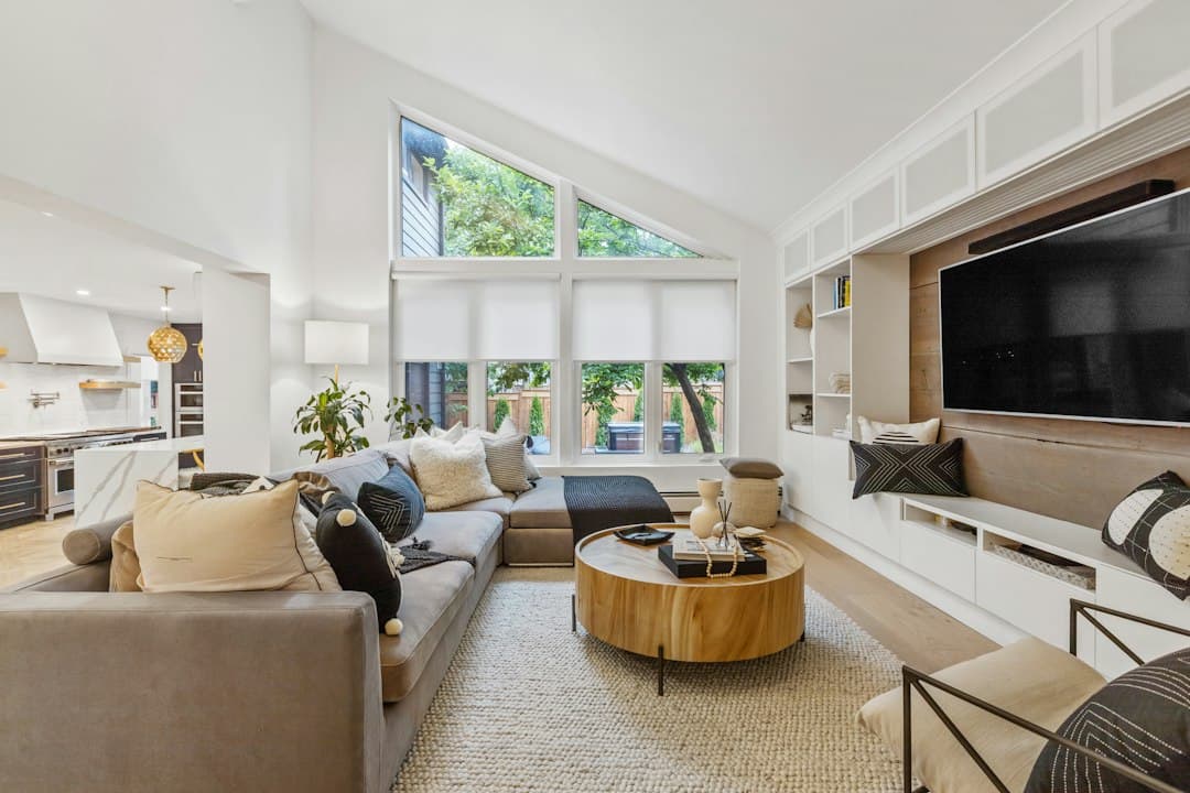 Bright living room with a large wall-mounted TV, ready for Zyminex IPTV in 4K